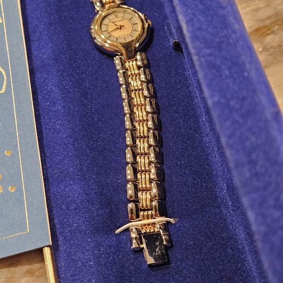 Oleg Cassini Vintage Watch NWT Quartz Mineral Crystal Needs New Battery